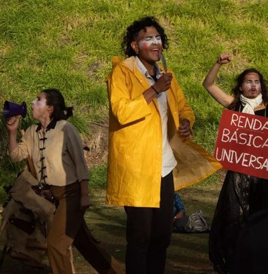 Cena com casaco amarelo — espetáculo SHOLO