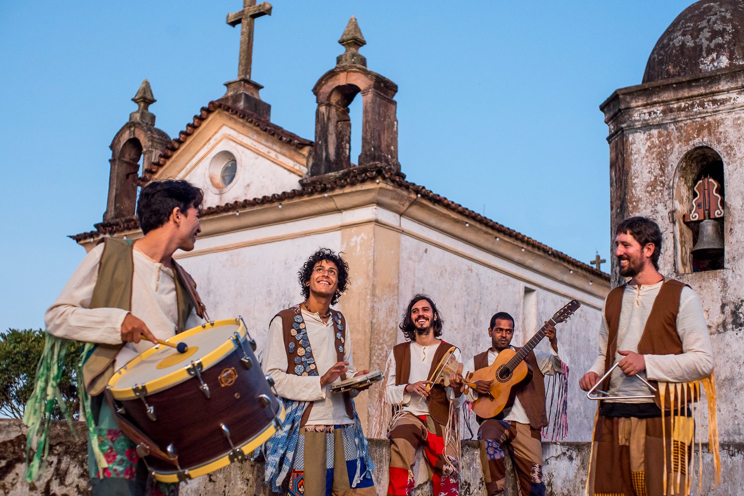Pedro Petindá com a Banda Manguacêra em apresentação na frente de igreja em Ouro Preto