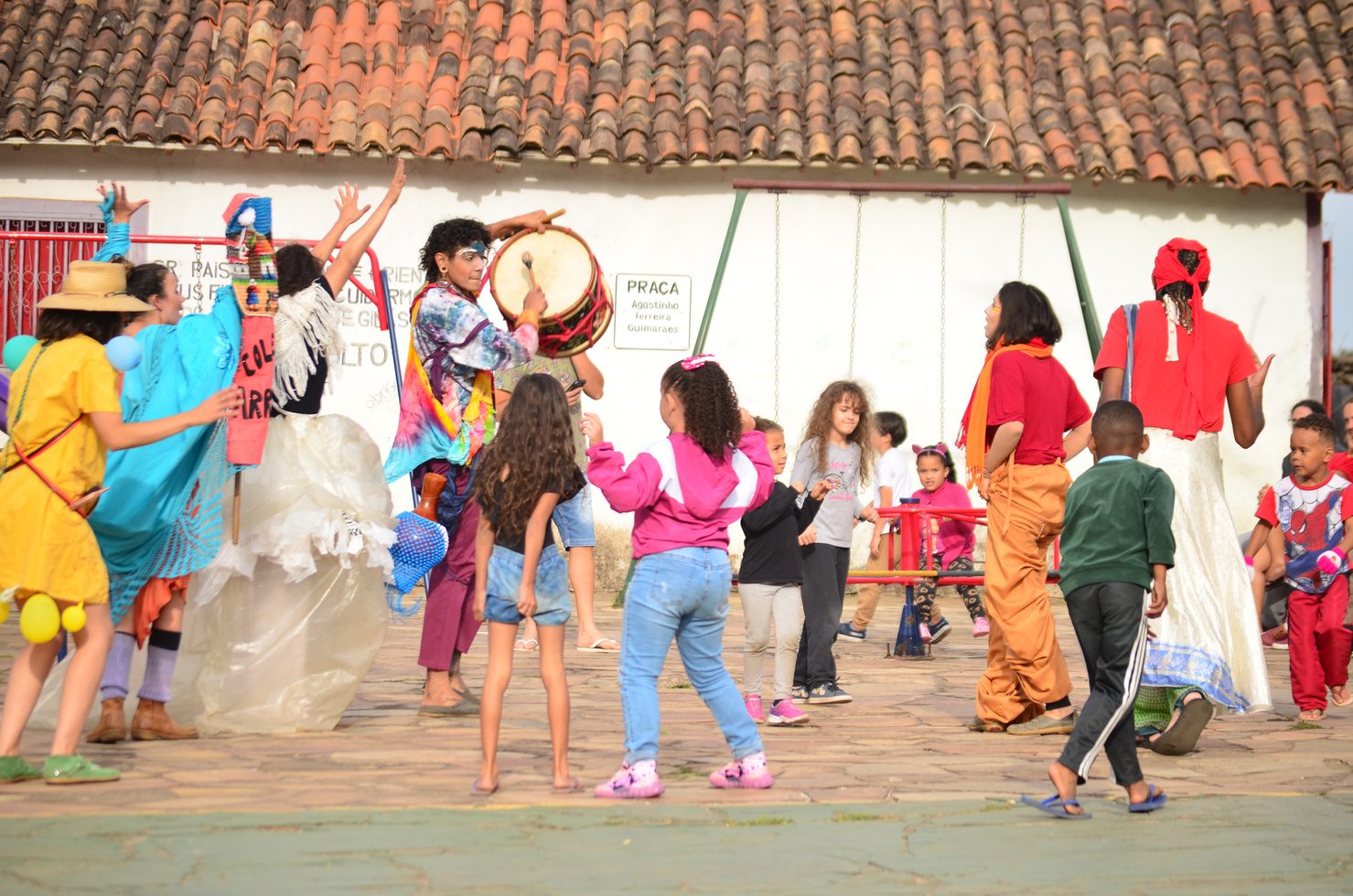Oficina cultural na praça com crianças, Ouro Preto